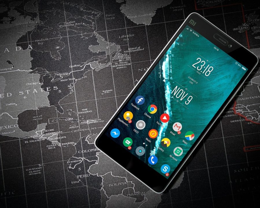 尤物网 App 主界面在手机屏幕上的展示效果，瀑布流图集卡片整齐排列，背景为浅色留白